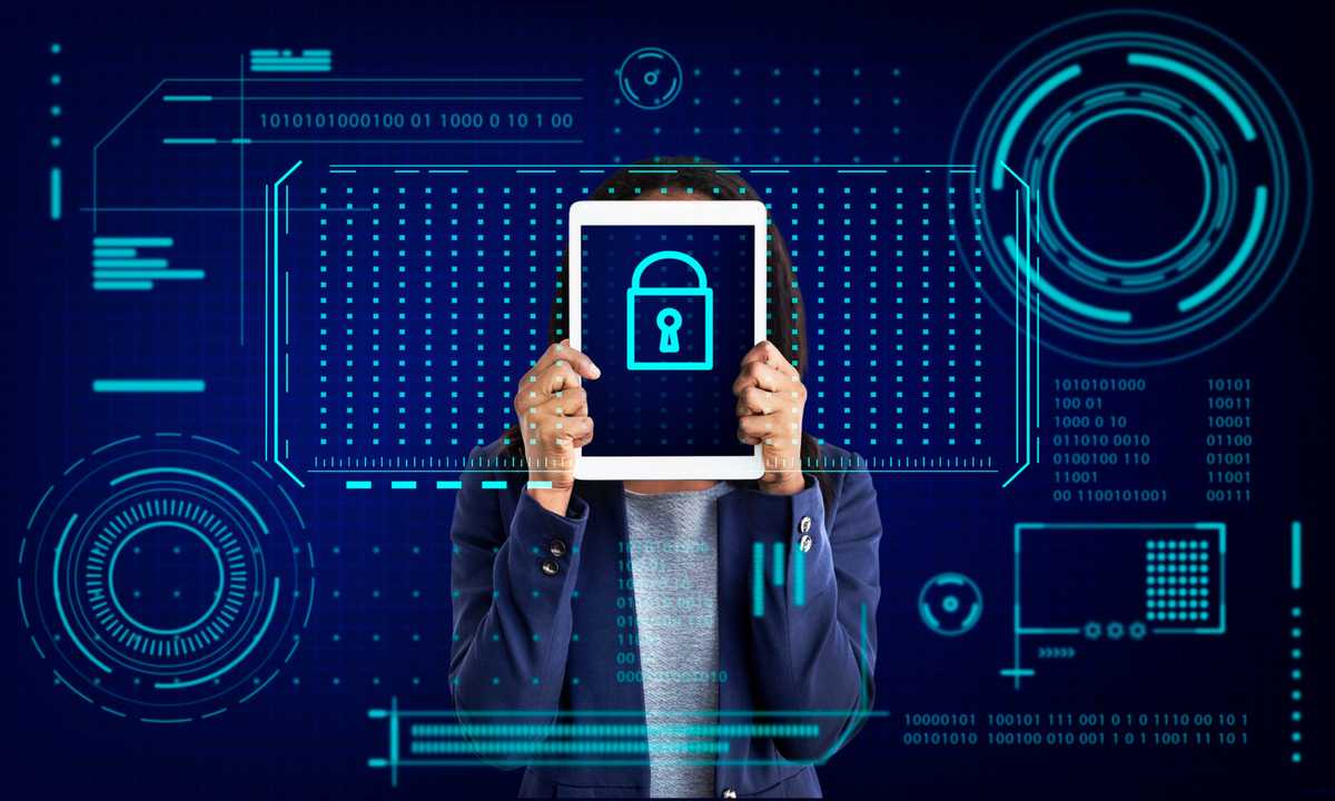 Mulher segurando tablet com cadeado