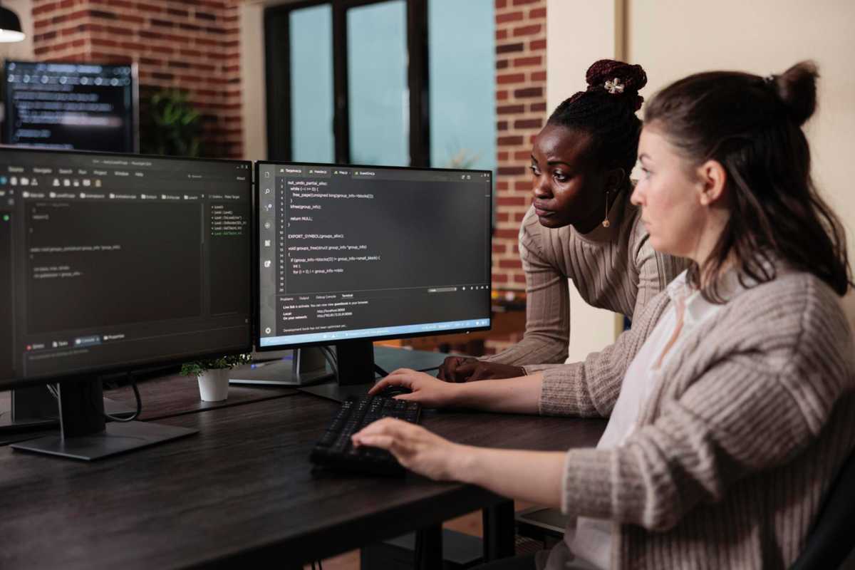 Desenvolvedoras de software trabalhando numa software house